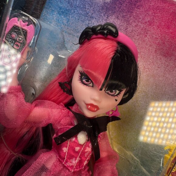 Monster High Doll Draculaura & Bat Vampire Gothic Punk Emo Metal Alternative New - Picture 7 of 12